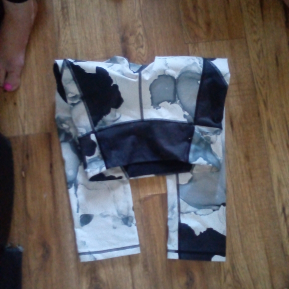 Under Armour like new condition 3/4 length leggings - Picture 3 of 4